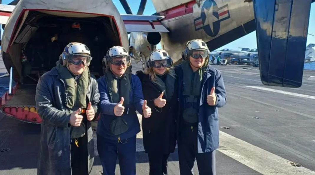 Portaaviones USS Nimitz en el mar con aviones F-18 en la cubierta