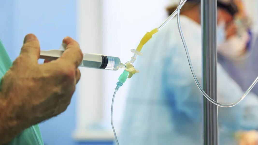 Médico anestesiólogo en conversación sobre salud mental y controles hospitalarios