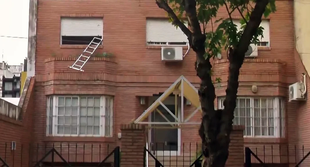 Vivienda de dos plantas en Rodríguez al 800 donde ocurrió el accidente laboral