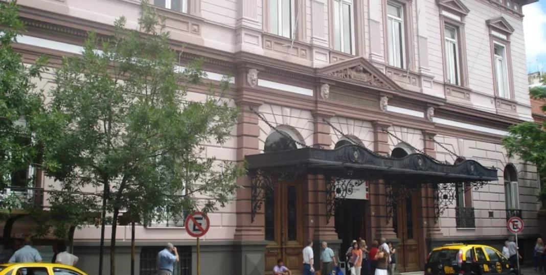 Dos mujeres adultas conversando, representación del reencuentro tras descubrir el intercambio al nacer.