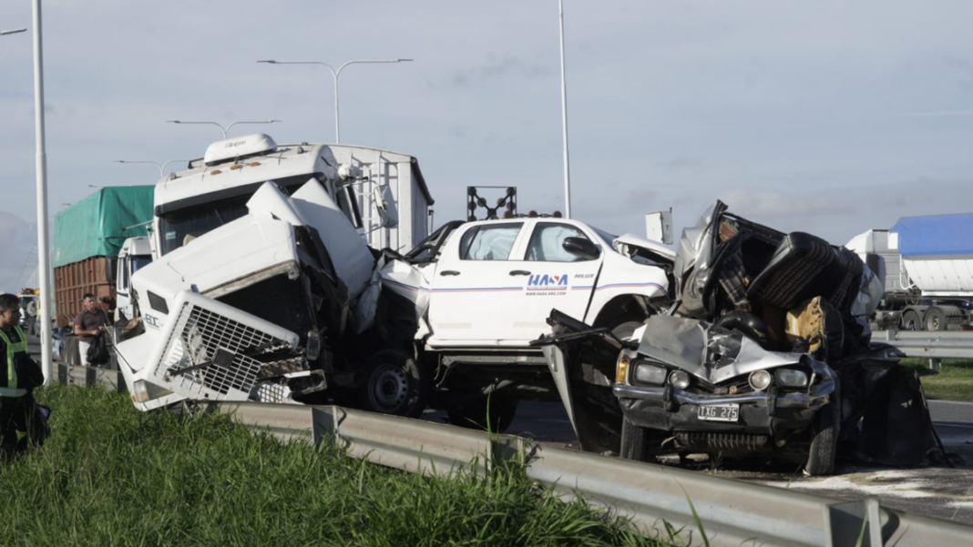 Efectivos de Bomberos Zapadores trabajando en el rescate de un conductor tras el choque múltiple en la autopista a Santa Fe.