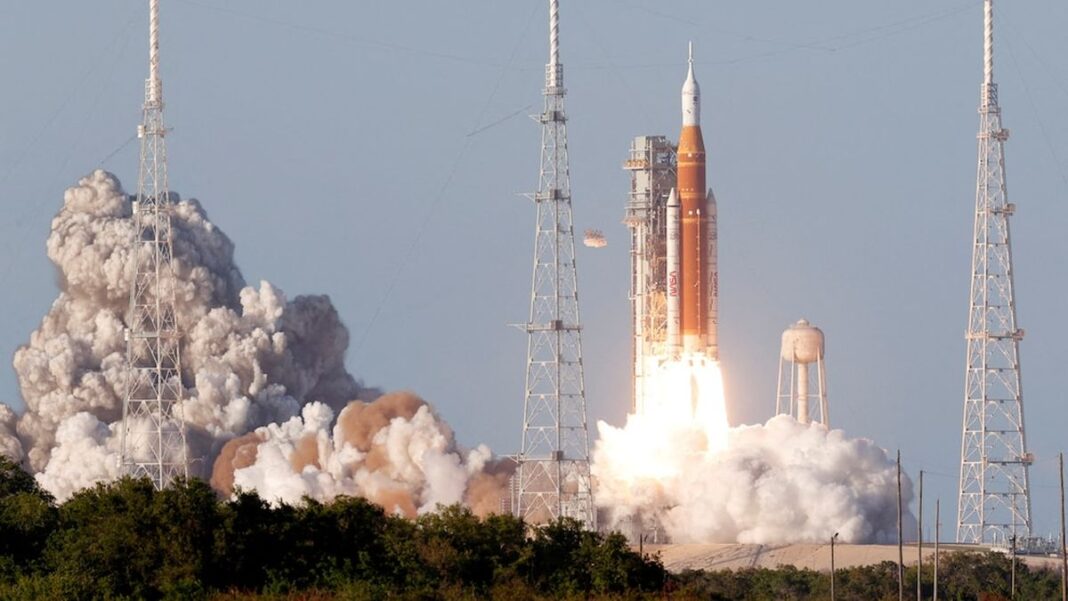 Cohete Space Launch System despegando en la misión Artemis II desde el Centro Espacial Kennedy.