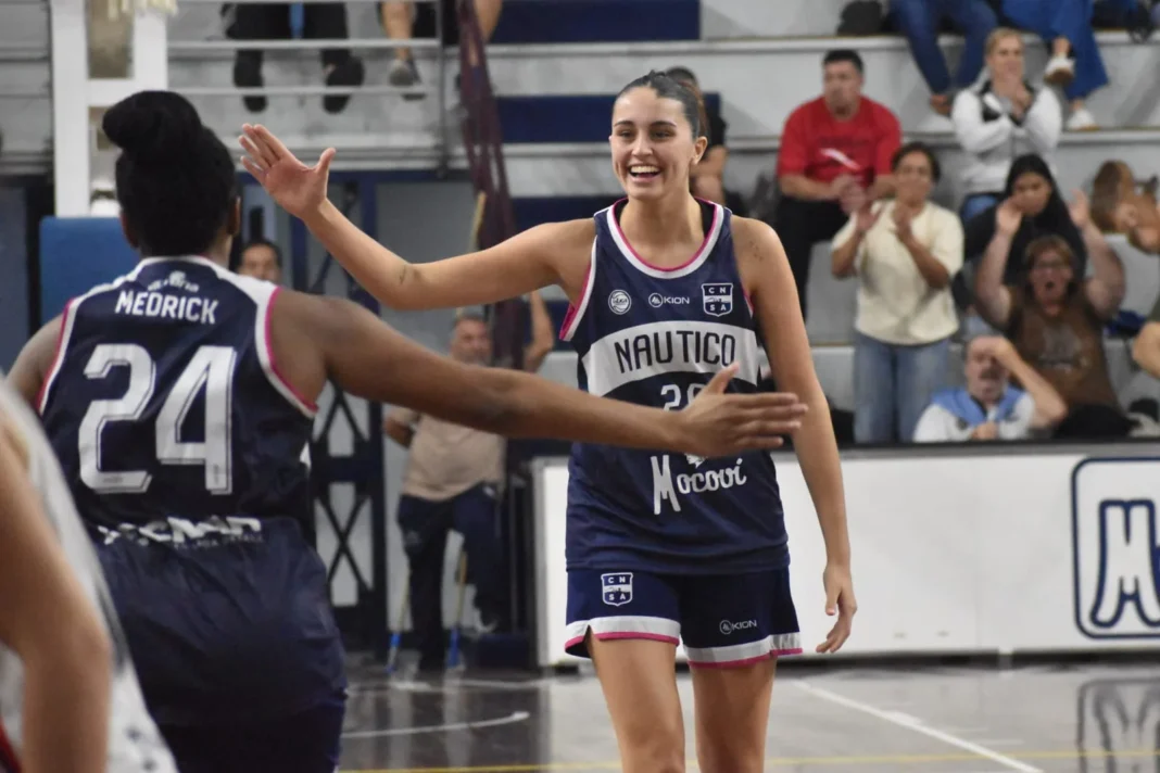 Jugadoras de Náutico en partido de la Liga Femenina de Básquet en el estadio Velasco