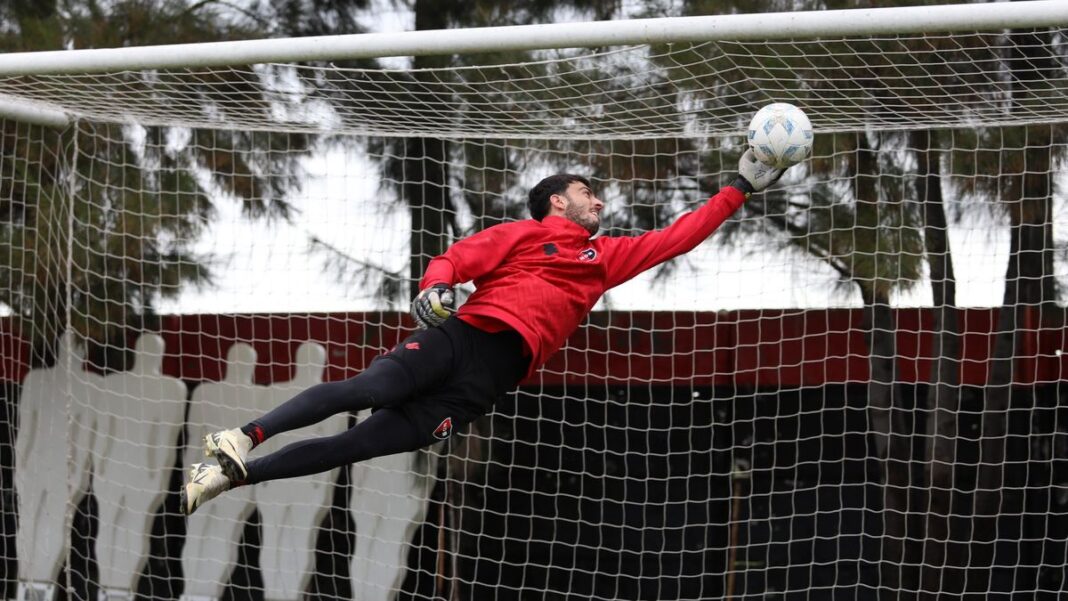 Ramiro Macagno y Lucas Hoyos, arqueros de Newell's Old Boys, durante entrenamiento.
