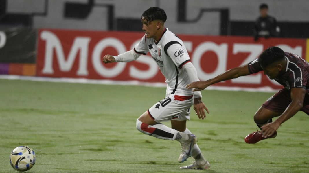 Jugadores de Newell's Old Boys y Central Córdoba durante el partido en el estadio Madre de Ciudades.