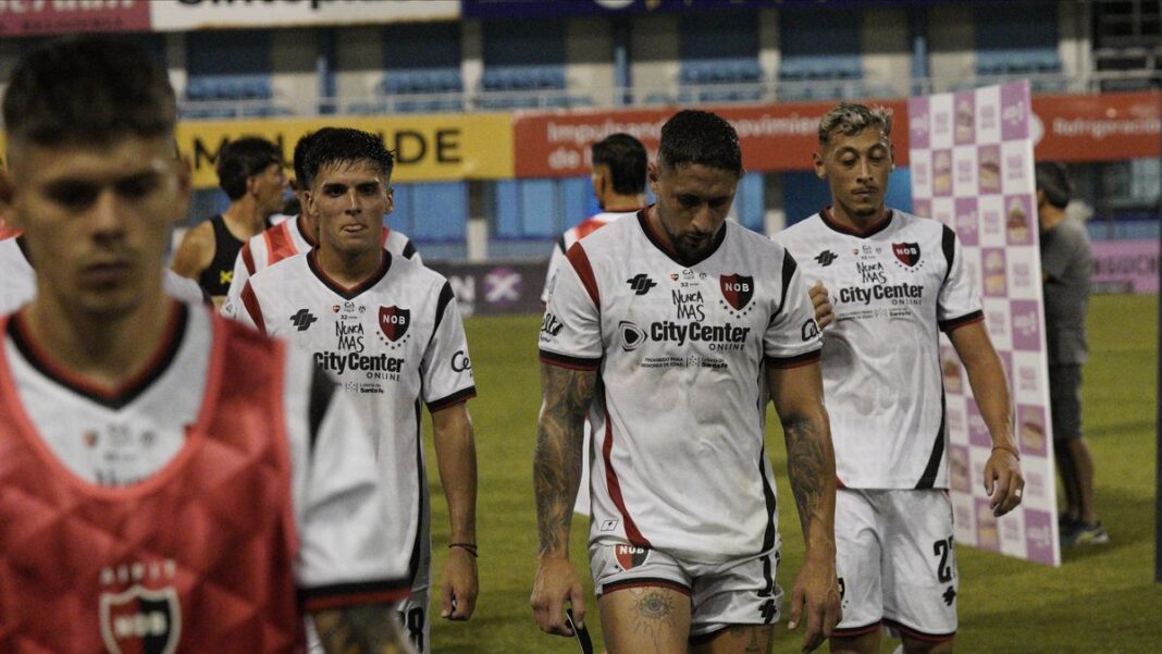 Jugadores de Newell's Old Boys durante un partido en el Estadio Marcelo Bielsa.