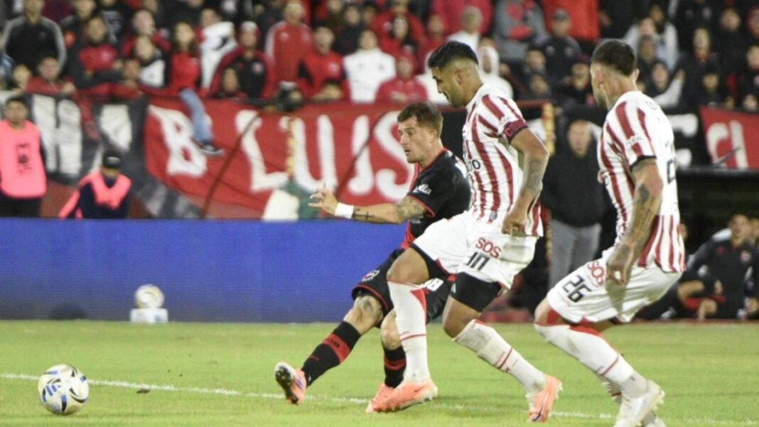 Jugadores de Newell's celebrando el gol del empate ante Instituto en el Estadio Marcelo Bielsa
