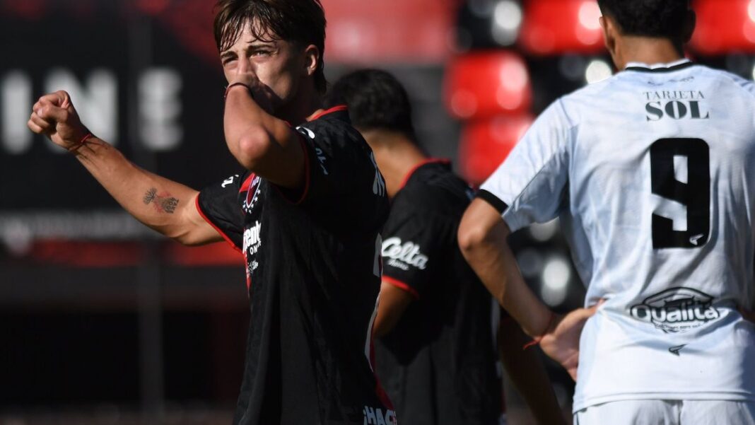 Jugadores de la reserva de Newell's celebrando un gol en el estadio Marcelo Bielsa