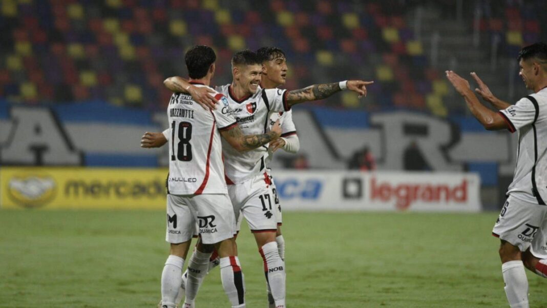 Jugadores de Newell's Old Boys celebrando un gol durante el partido contra Central Córdoba en Santiago del Estero.
