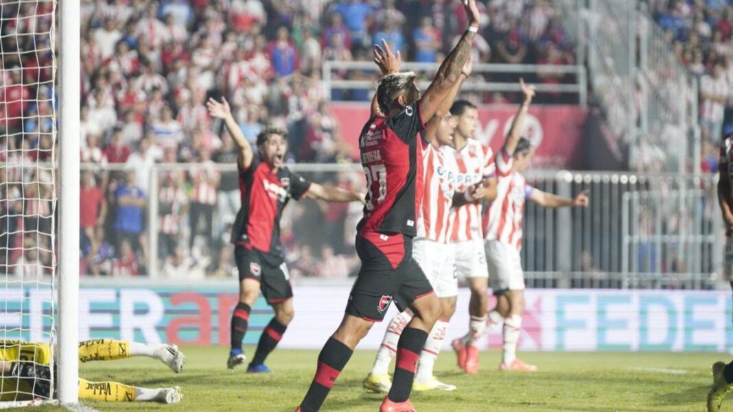 Jugadores de Newell's y Unión disputando un balón durante el partido en el estadio 15 de Abril de Santa Fe.