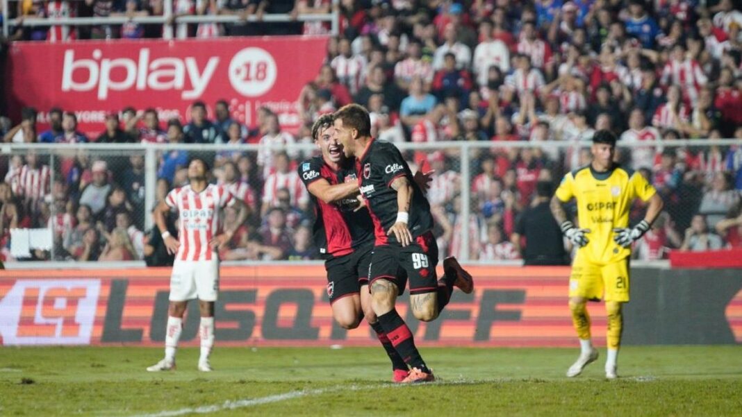 Jugadores de Newell's Old Boys celebran un gol durante el partido frente a Unión en el estadio 15 de Abril de Santa Fe.