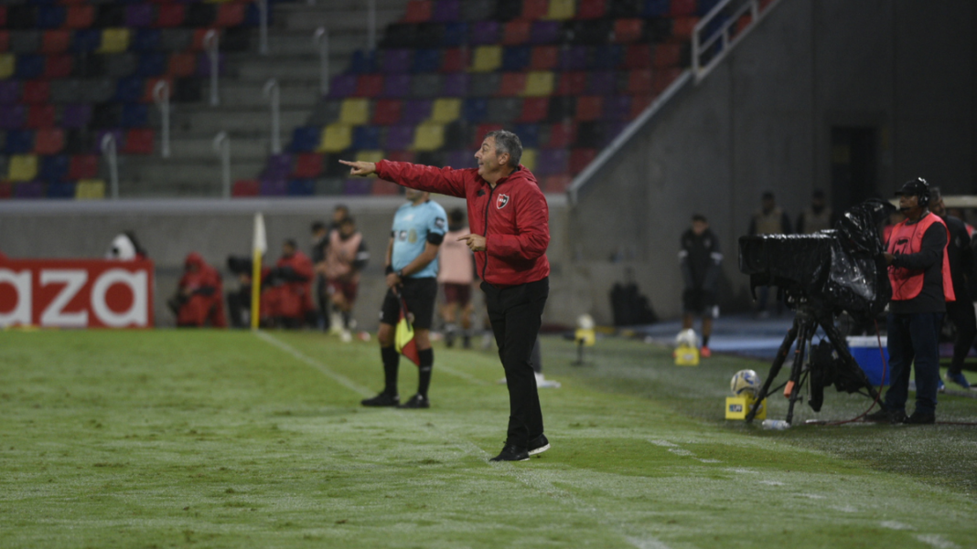 Frank Kudelka, director técnico de Newell's Old Boys, durante un partido.