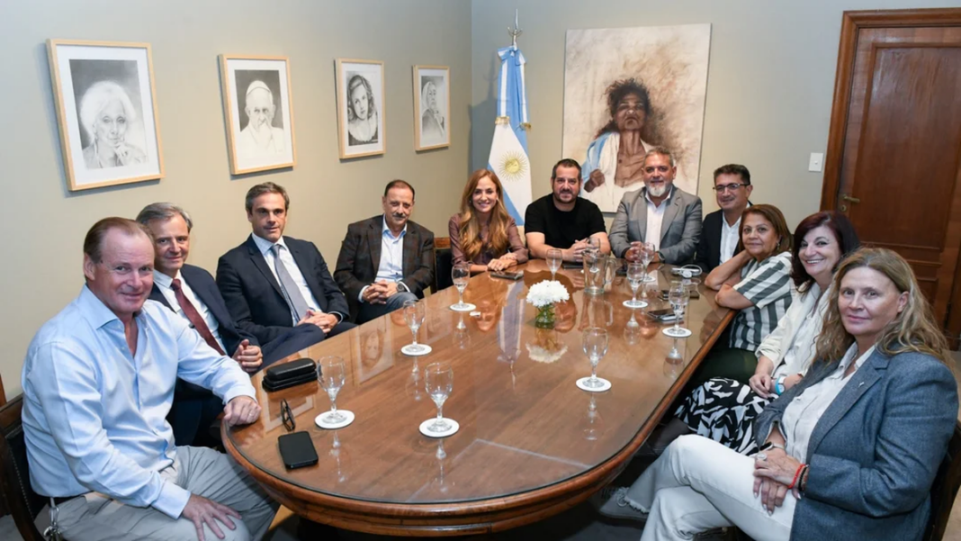 Dirigentes peronistas en Parque Norte durante el lanzamiento de nueva corriente moderada y federal
