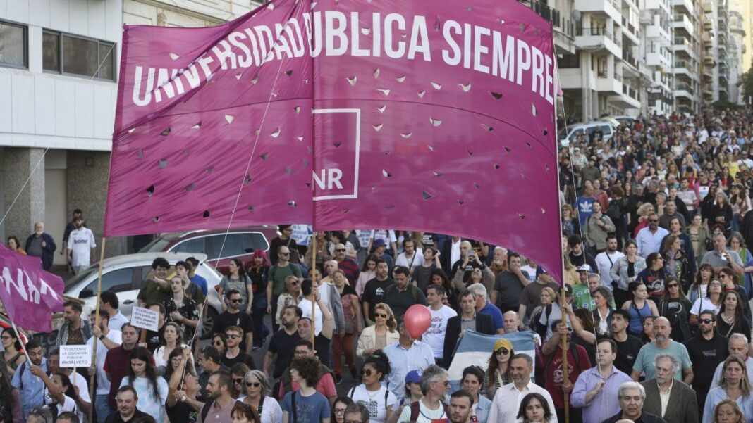 Manifestación de estudiantes y docentes universitarios marchando por el centro de Rosario.