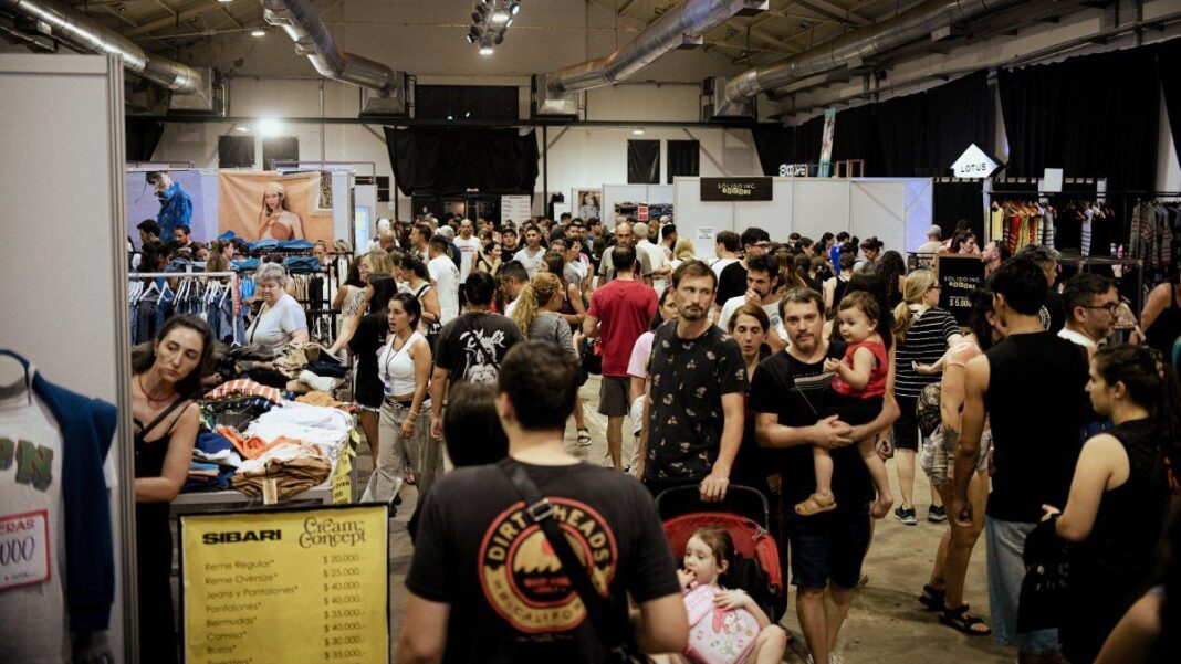 Multitud de personas recorriendo los puestos de Outlet Rosario en el predio de la ex Rural