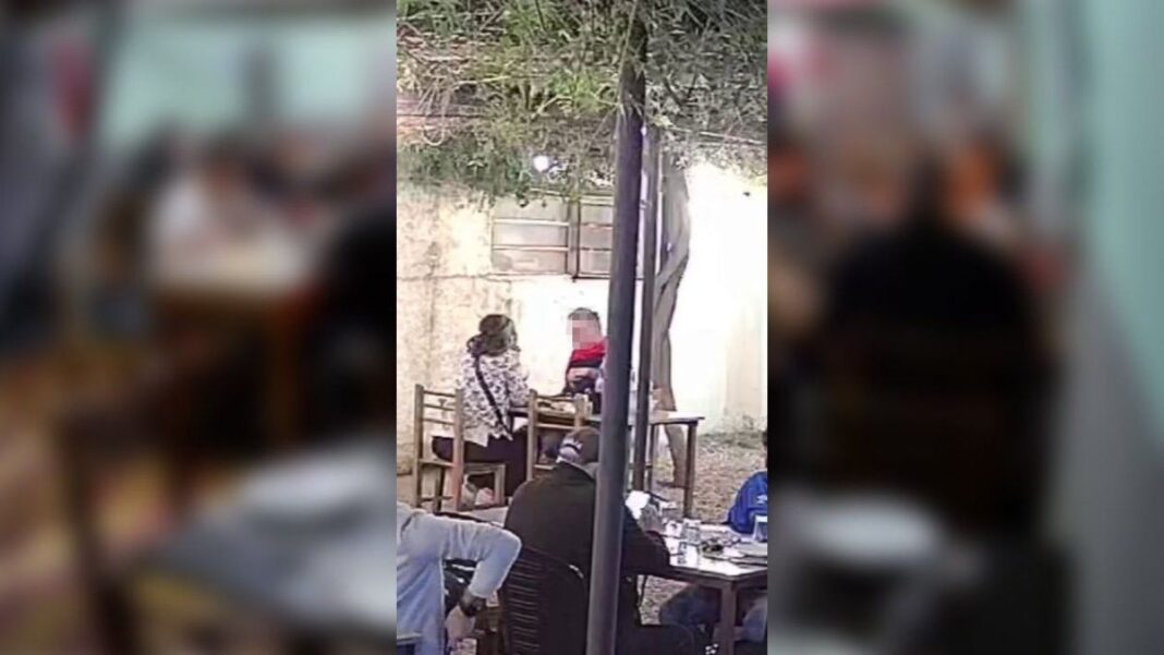 Fotograma del video de seguridad que muestra a un cliente saliendo del restaurante La Cambicha en Rosario.