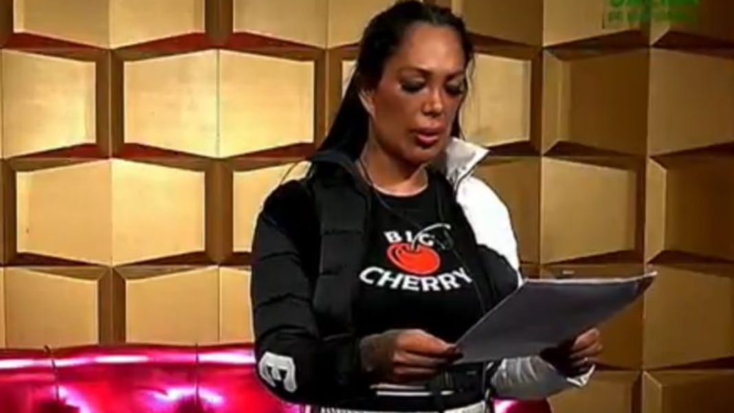 Participante de Gran Hermano en el confesionario durante la notificación judicial.