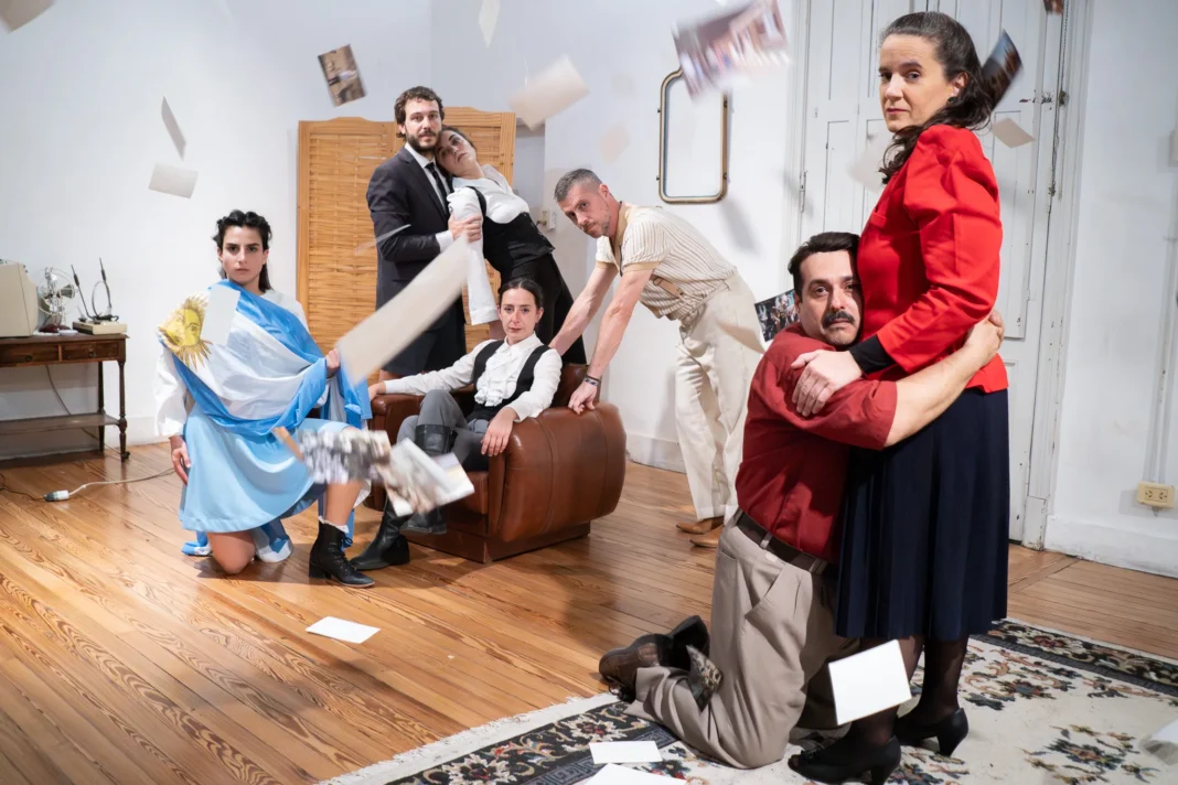 Escena de la obra Perfume Patria de Francisco Tico Fissolo en Santa Fe