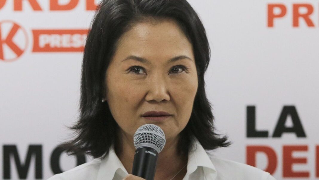 Bandera de Perú junto a urnas de votación, representando el proceso electoral en curso.