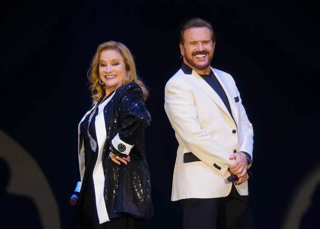 Los hermanos Lucía y Joaquín Galán, del dúo Pimpinela, en el escenario.
