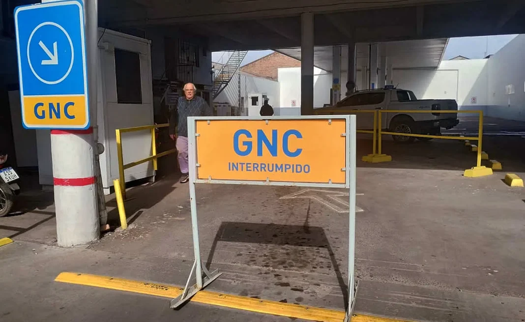 Estación de servicio de GNC con cartel de restricción por el frío