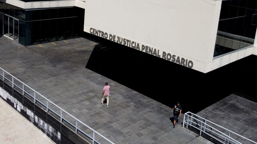 Ilustración de un salón de juicios con un grupo de ciudadanos representando a los jurados.