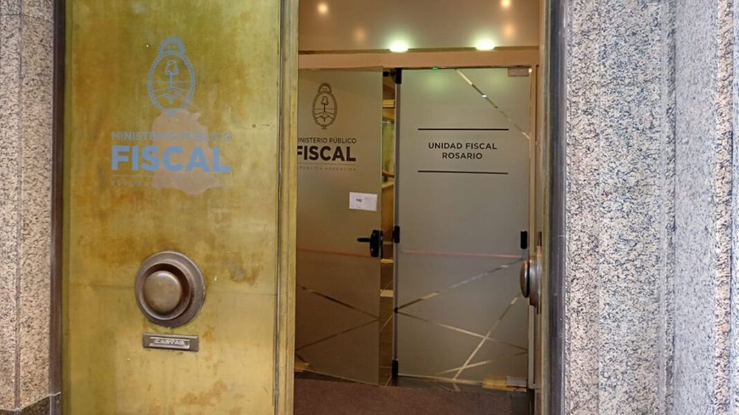 Ilustración de una lupa sobre un teléfono móvil con iconos de redes sociales, representando una investigación digital.