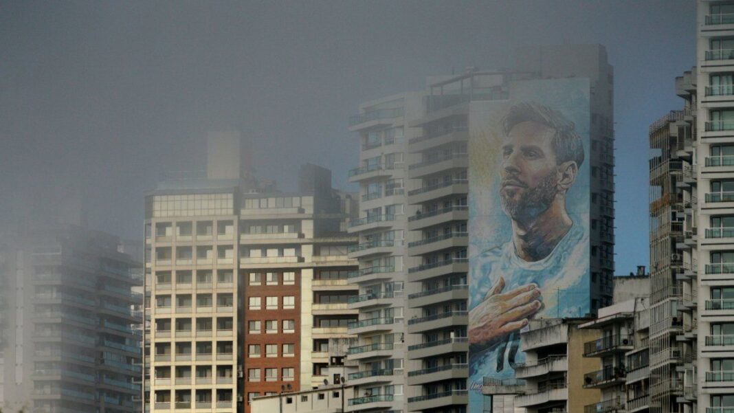 Mapa del tiempo o ilustración representando neblina y nubes sobre la ciudad de Rosario, provincia de Santa Fe.