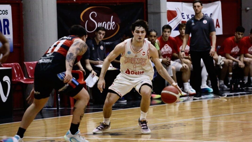 Jugadores de Provincial y Deportivo Viedma en acción durante el partido de la Liga Argentina de Básquet.