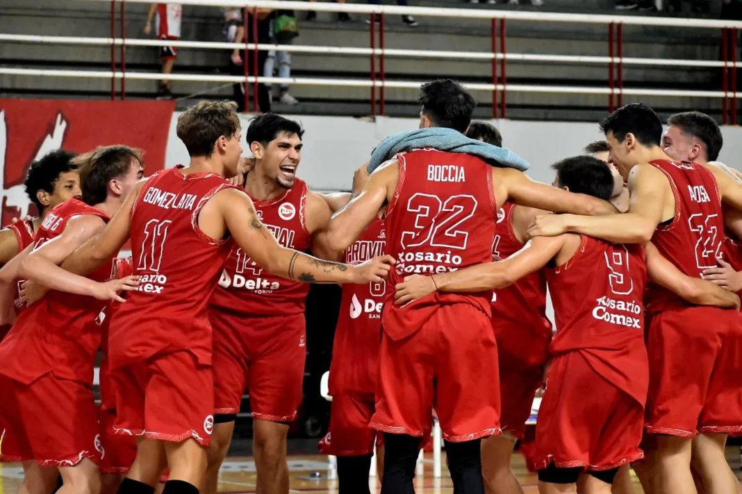 Jugadores del Provincial de Rosario en un partido de la Liga Argentina de básquet.
