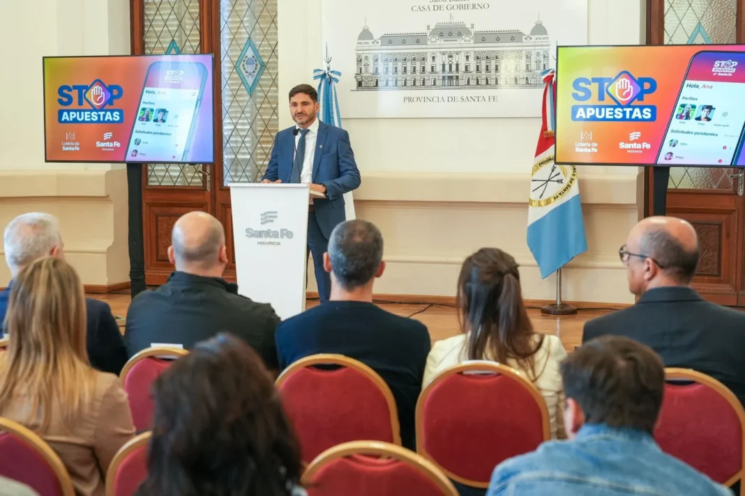 Gobernador Maximiliano Pullaro presentando aplicación de control parental para menores en Santa Fe