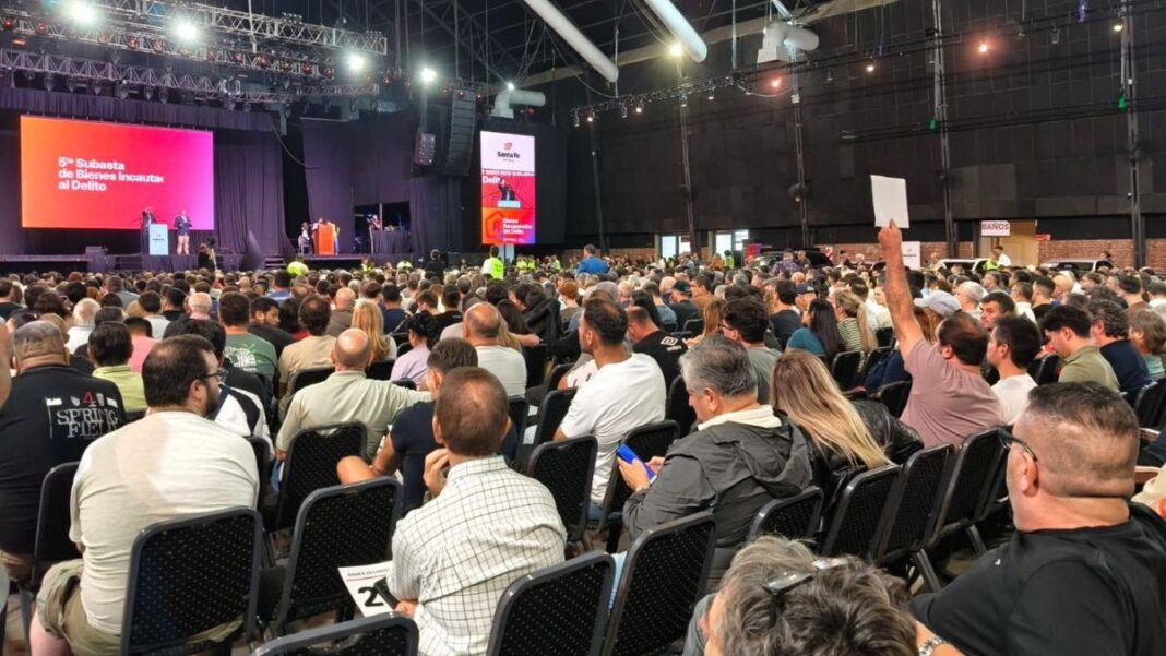 Fotografía general del Salón Metropolitano de Rosario durante la subasta de bienes incautados al delito.