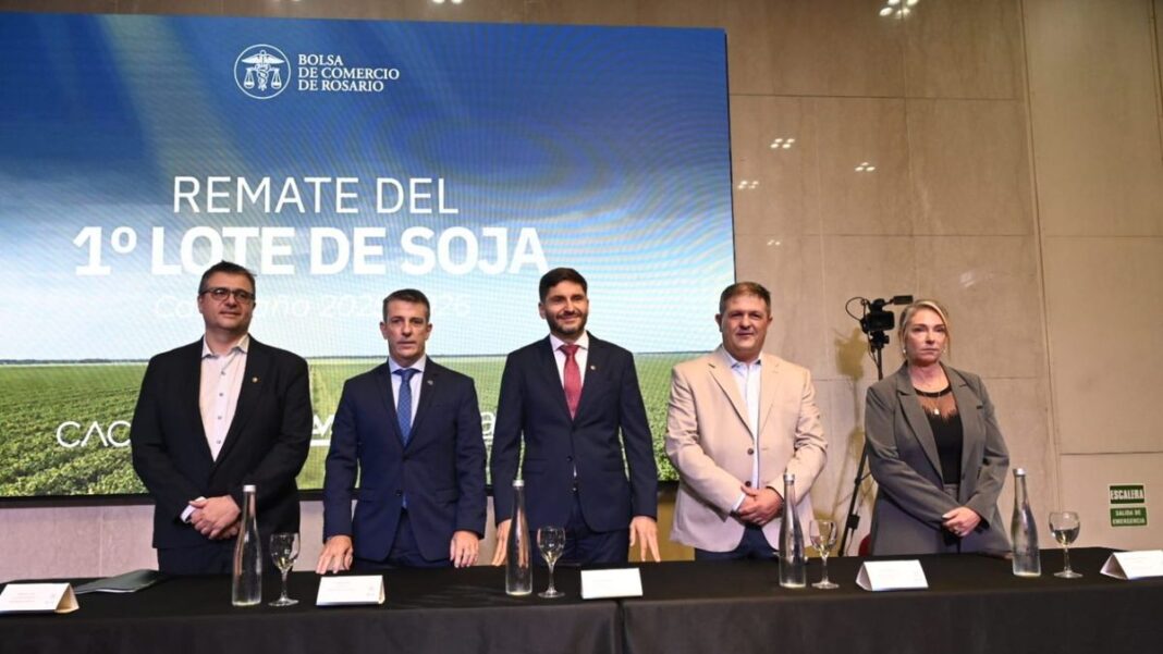 Remate del primer lote de soja en la Bolsa de Comercio de Rosario con autoridades presentes