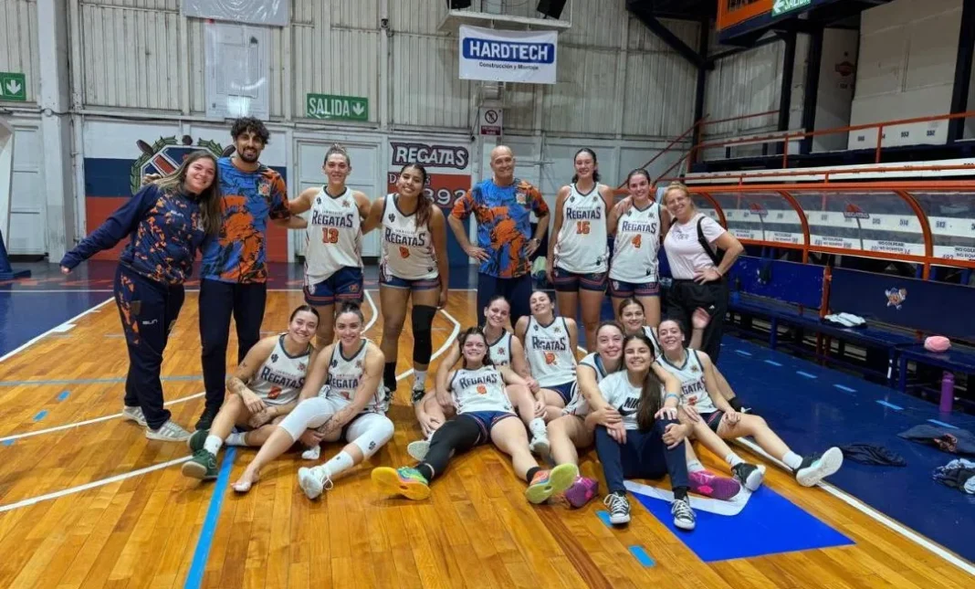 Jugadoras de básquet de Regatas de San Nicolás en partido de la liga femenina Rosarina