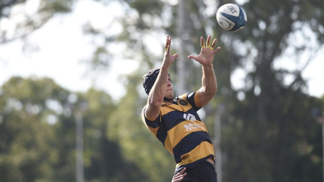 Jugadores de rugby en acción durante un partido del torneo Regional del Litoral.