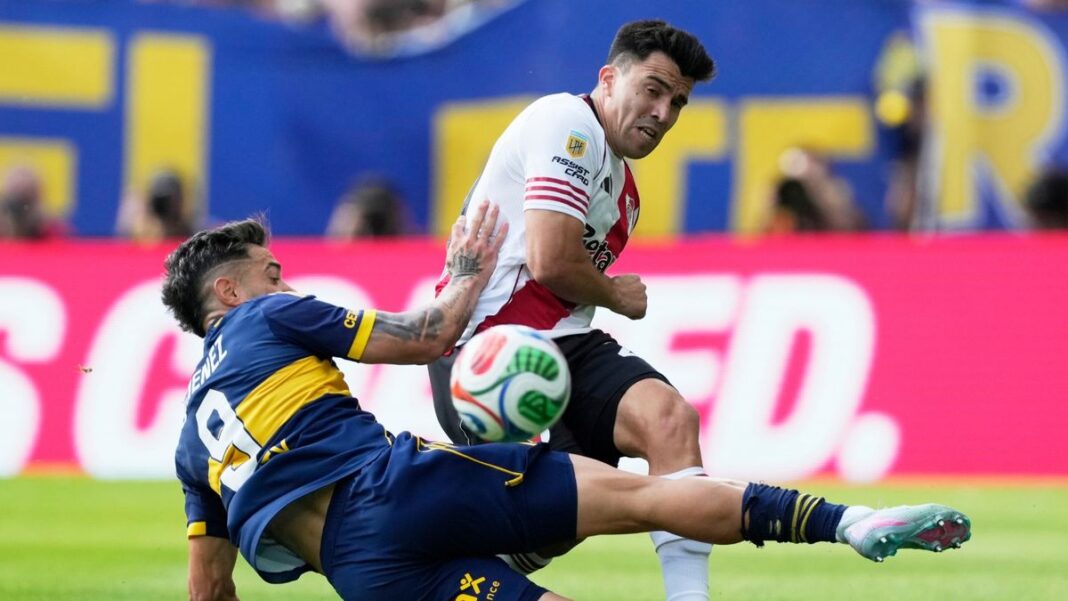 Escudos de River Plate y Boca Juniors enfrentados, representando el superclásico del fútbol argentino.