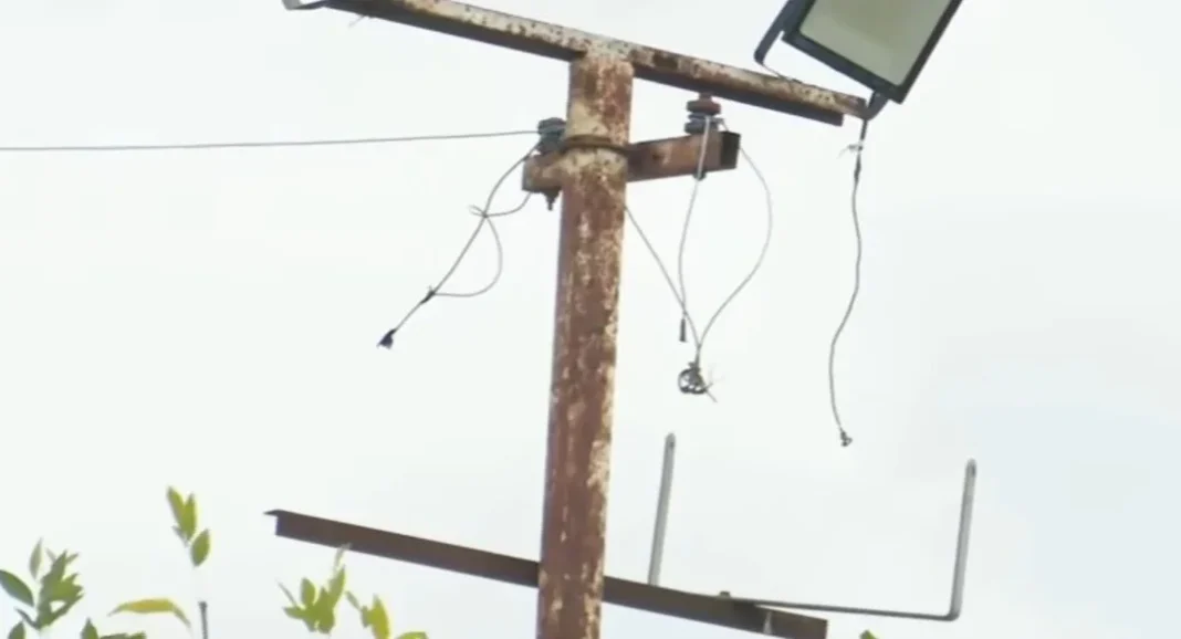Canchas de fútbol del complejo deportivo del barrio 7 de Septiembre en Santa Fe, con reflectores dañados.