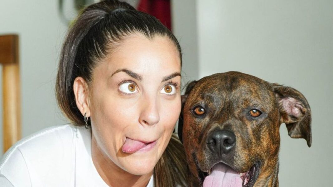 Personas paseando perros en un parque de Rosario durante la Dog Parade