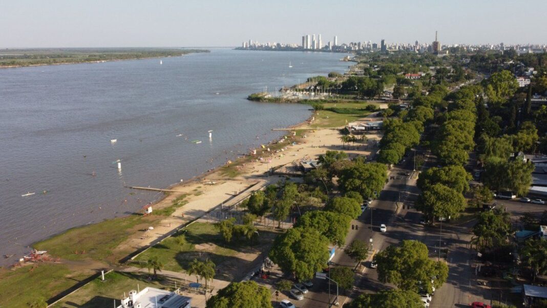 Vista aérea de la costa de Rosario y el río Paraná, donde se desarrollarán los nuevos proyectos.