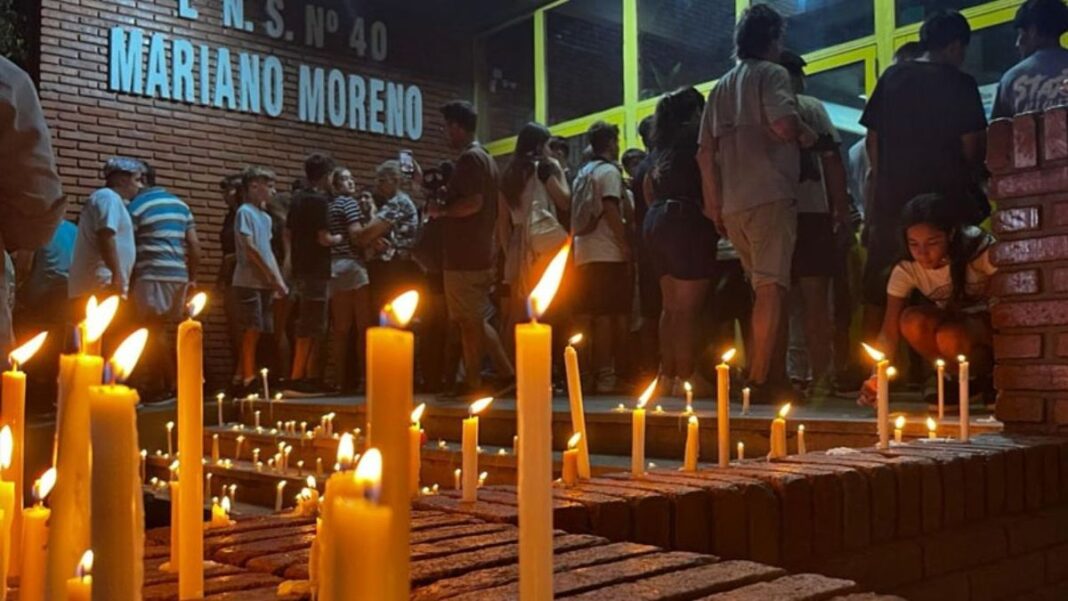 Ilustración referencial de la fachada de una escuela con símbolos de justicia.