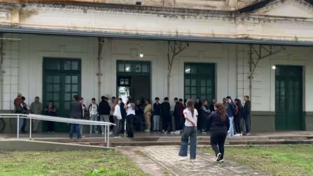Estudiantes y docentes en el patio de la Escuela Normal de San Cristóbal durante el acto de regreso a clases.