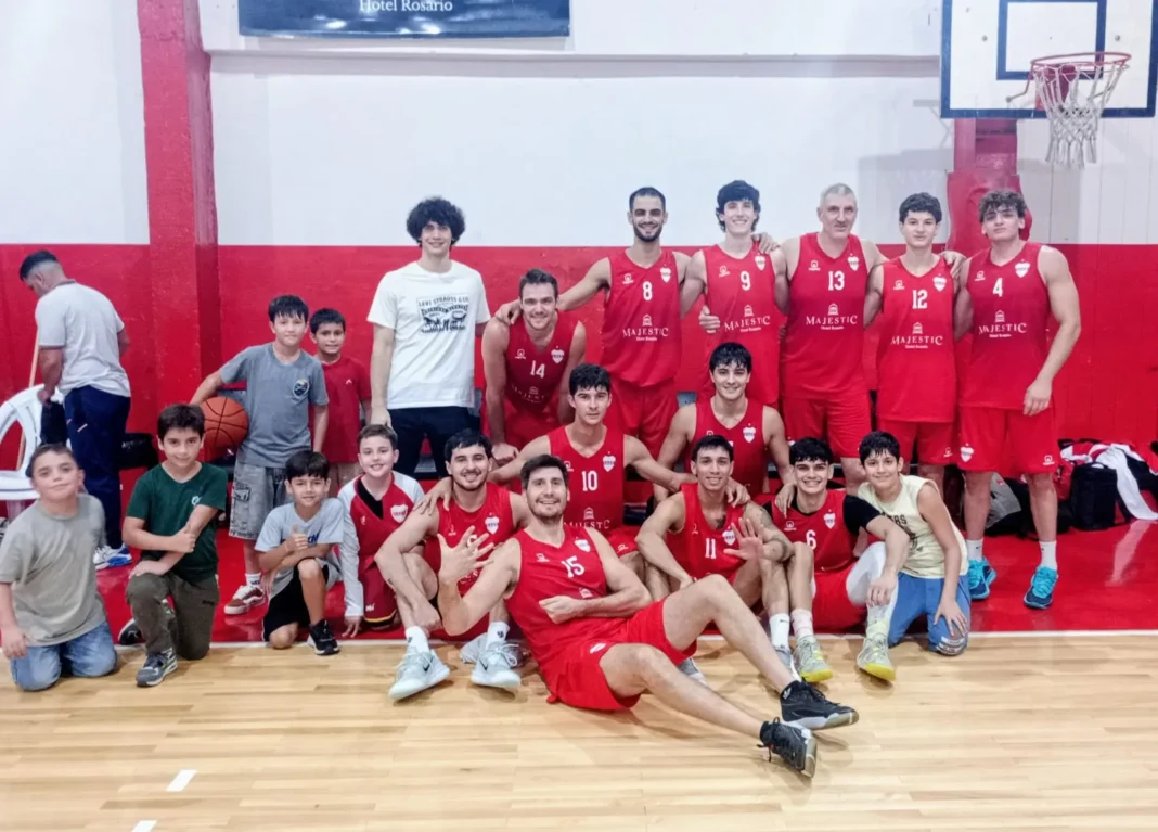 Jugador de básquet en acción durante un partido del torneo rosarino.
