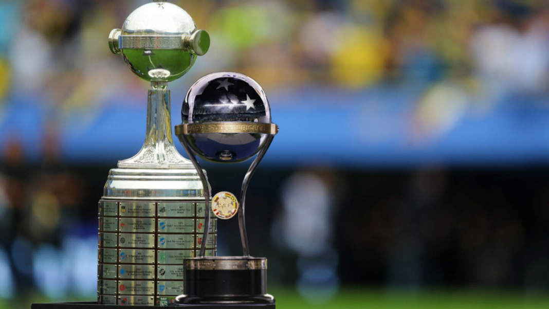 Logotipos de la Copa Libertadores y Copa Sudamericana sobre un balón de fútbol