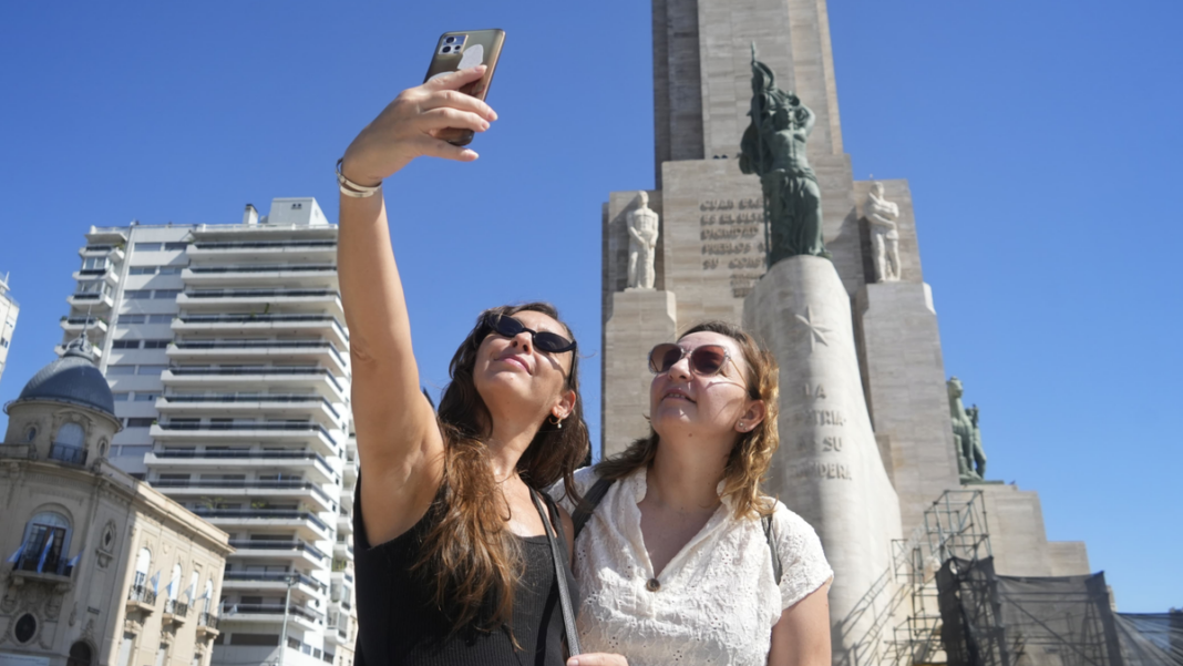 Turistas disfrutando de actividades al aire libre durante la Semana Santa en la provincia de Santa Fe