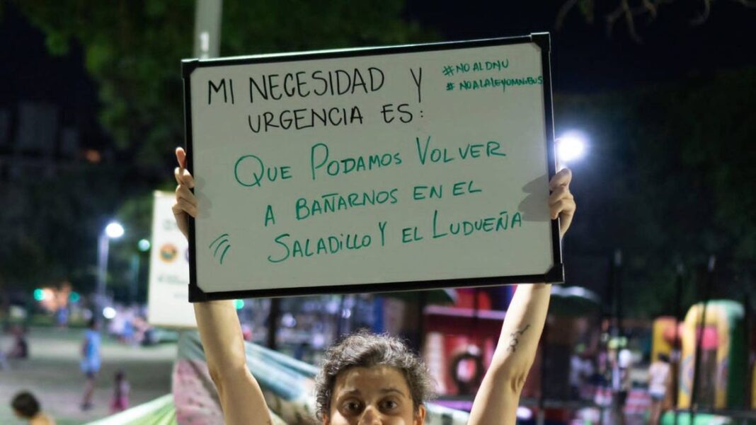 Participantes realizando un mapeo colaborativo en un espacio natural.