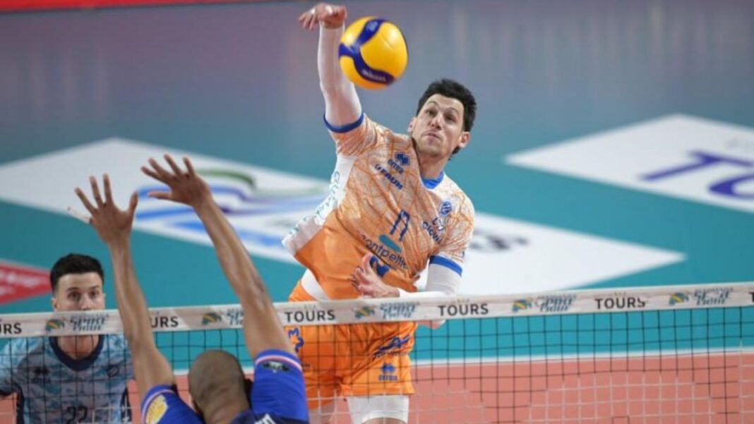 Tomás López, jugador de vóley del Montpellier, en acción durante un partido.