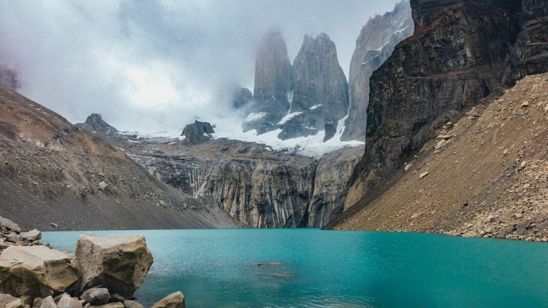 Paisaje del volcán Villarrica y lago en Pucón, Chile