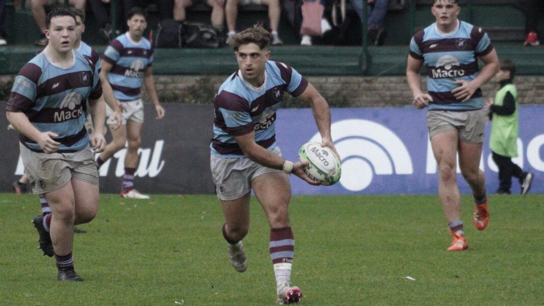 Jugadores de Atlético del Rosario y CUBA en un partido de rugby del Top 14