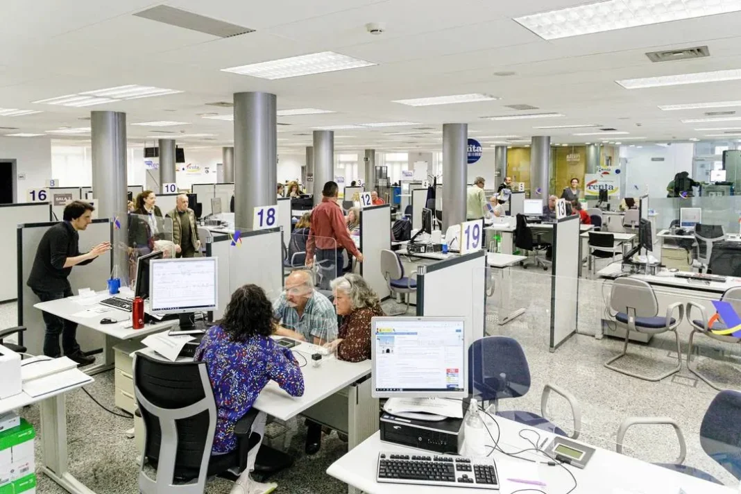 Gráfico que muestra la distribución del trabajo presencial, híbrido y remoto en una oficina moderna.