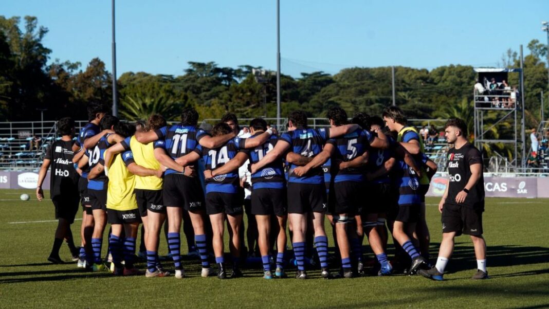 Jugadores de rugby de Universitario y Gimnasia durante el partido en el hipódromo de Santa Fe.